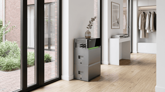 Thuisbatterij voor zonnepanelen in een moderne Nederlandse woning met slimme meter en energiedashboard